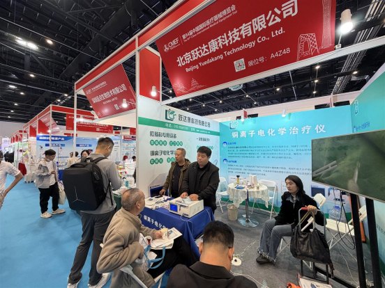 展位前驻足交流的专业观众